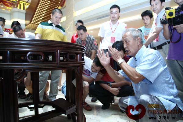 王秀林點(diǎn)評南枝紅紅木獲獎產(chǎn)品“大紅酸枝·明式枕環(huán)月牙桌” 王秀林點(diǎn)評南枝紅紅木獲獎產(chǎn)品“大紅酸枝·明式枕環(huán)月牙桌”