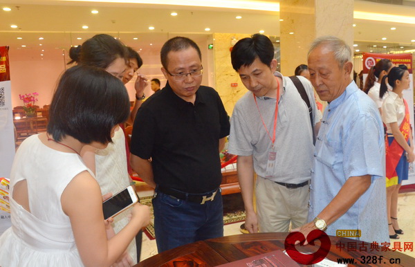 故宮家具修復(fù)專家王秀林(右)與南枝紅紅木董事長余武生(左三)、策劃總監(jiān)胡葳(右二)一起探討獲獎產(chǎn)品的特色與亮點(diǎn) 故宮家具修復(fù)專家王秀林(右)與南枝紅紅木董事長余武生(左三)、策劃總監(jiān)胡葳(右二)一起探討獲獎產(chǎn)品的特色與亮點(diǎn)