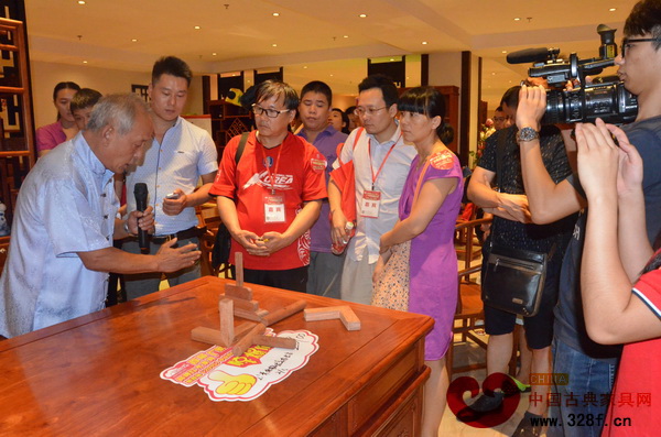 故宮家具修復(fù)專家、古典家具傳承工藝大師王秀林(左)在天工雋品展廳為消費者講解如何挑選好家具 故宮家具修復(fù)專家、古典家具傳承工藝大師王秀林(左)在天工雋品展廳為消費者講解如何挑選好家具