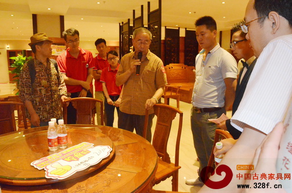 中國紅木家具技術(shù)專家曹新民針對天工雋品圓臺為消費者分析家具的工藝 中國紅木家具技術(shù)專家曹新民針對天工雋品圓臺為消費者分析家具的工藝