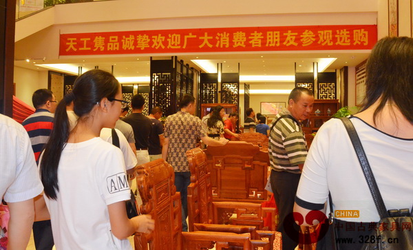 消費者隨專家共同參觀天工雋品展廳,現(xiàn)場人氣爆棚 消費者隨專家共同參觀天工雋品展廳,現(xiàn)場人氣爆棚