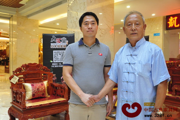 大匯堂總經(jīng)理胡春龍與故宮家具修復(fù)專家、古典家具傳承工藝大師王秀林（右）在精品區(qū)合影