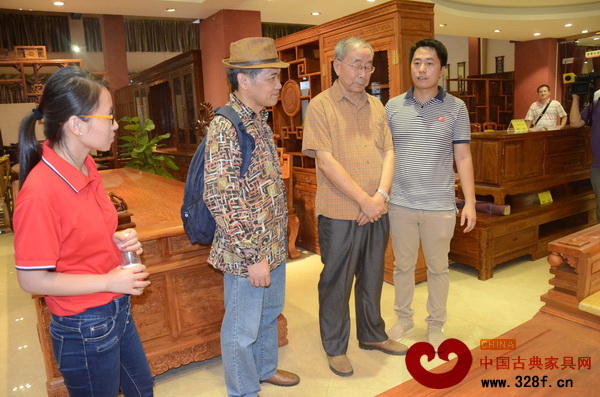 大匯堂總經(jīng)理胡春龍（右一）與中國(guó)紅木家具技術(shù)專家曹新民（右二）、家具行業(yè)資深媒體人王周（左二）深入交流