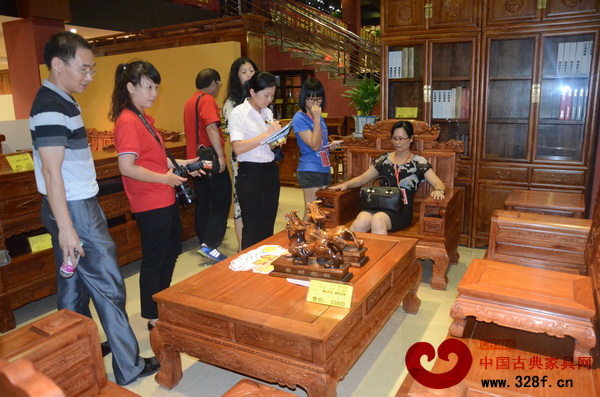 消費(fèi)者坐在大匯堂沙發(fā)上體驗(yàn)，對(duì)大匯堂家具表現(xiàn)出濃厚的興趣