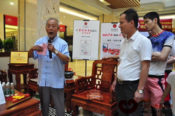 故宮家具修復專家、古典家具傳承工藝大師王秀林(左)對集古韻今的古韻沙發(fā)給予高度評價 故宮家具修復專家、古典家具傳承工藝大師王秀林(左)對集古韻今的古韻沙發(fā)給予高度評價