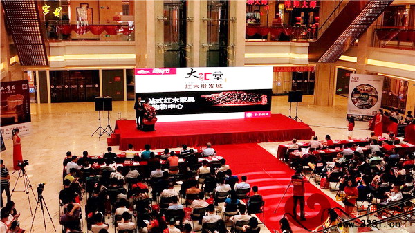 品鑒會(huì)現(xiàn)場(chǎng)，與會(huì)專家、領(lǐng)導(dǎo)及消費(fèi)者認(rèn)真觀看大匯堂品牌介紹