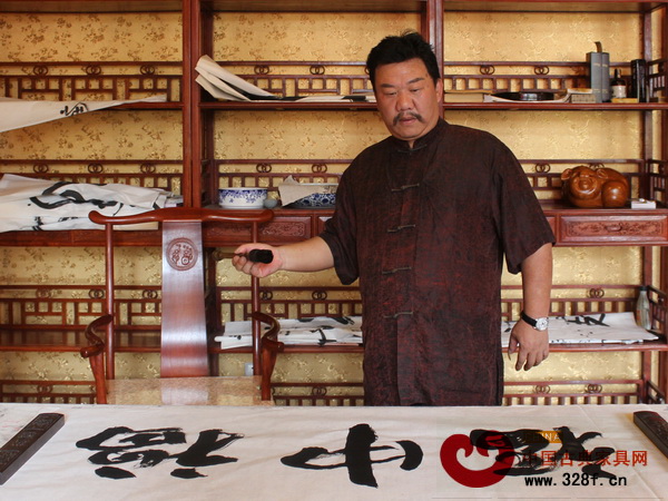 中國(guó)傳統(tǒng)工藝大師、明清居董事長(zhǎng)金彪云 中國(guó)傳統(tǒng)工藝大師、明清居董事長(zhǎng)金彪云