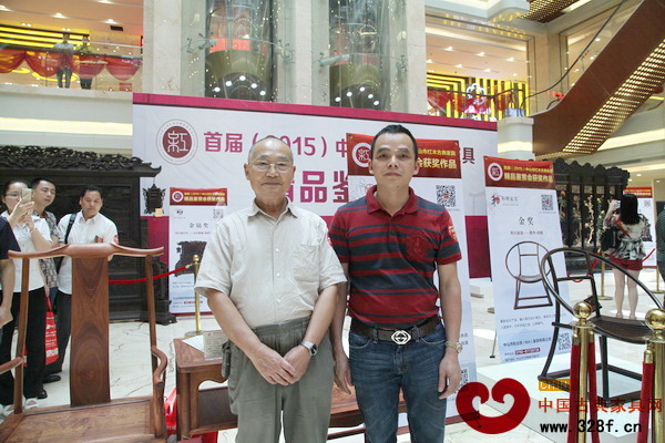 雅仕軒紅木總經(jīng)理陳君與中國高等家具設(shè)計專業(yè)創(chuàng)始人胡景初(左)在精品區(qū)合影 雅仕軒紅木總經(jīng)理陳君與中國高等家具設(shè)計專業(yè)創(chuàng)始人胡景初(左)在精品區(qū)合影