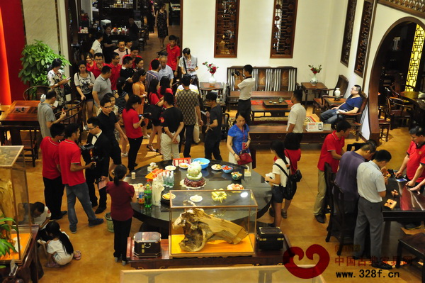 很多消費(fèi)者參加了“團(tuán)購節(jié)專車”活動(dòng),到紅木家具企業(yè)參觀,場面火爆 很多消費(fèi)者參加了“團(tuán)購節(jié)專車”活動(dòng),到紅木家具企業(yè)參觀,場面火爆