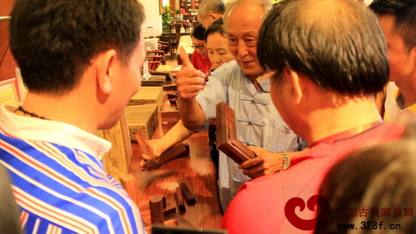 故宮家具修復專家、古典家具傳承工藝大師王秀林為集古韻今家具的榫卯結(jié)構(gòu)點贊 故宮家具修復專家、古典家具傳承工藝大師王秀林為集古韻今家具的榫卯結(jié)構(gòu)點贊