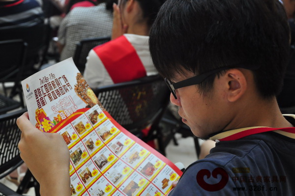 消費者對此次盈聯(lián)匯商戶的紅木家具表現(xiàn)出極大的興趣,在活動現(xiàn)場認真閱讀有關(guān)資料 消費者對此次盈聯(lián)匯商戶的紅木家具表現(xiàn)出極大的興趣,在活動現(xiàn)場認真閱讀有關(guān)資料