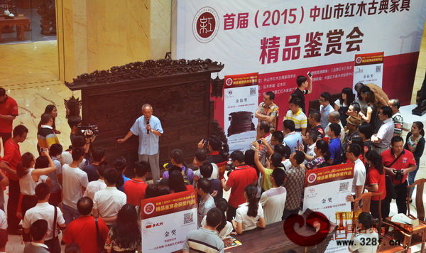 故宮家具修復(fù)專家王秀林在盈聯(lián)匯現(xiàn)場點評家具,引發(fā)熱潮 故宮家具修復(fù)專家王秀林在盈聯(lián)匯現(xiàn)場點評家具,引發(fā)熱潮