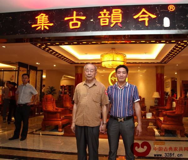 集古韻今總經(jīng)理陳新平與中國紅木家具技術(shù)專家曹新民(左)合影 集古韻今總經(jīng)理陳新平與中國紅木家具技術(shù)專家曹新民(左)合影