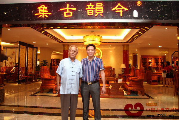 集古韻今總經(jīng)理陳新平與故宮家具修復專家、古典家具傳承工藝大師王秀林(左)合影 集古韻今總經(jīng)理陳新平與故宮家具修復專家、古典家具傳承工藝大師王秀林(左)合影
