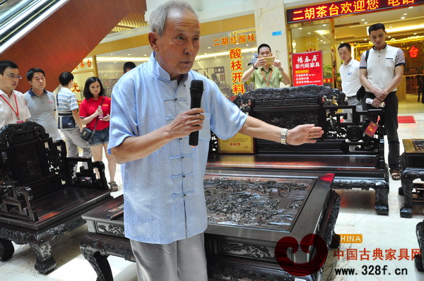 故宮家具修復(fù)專家、古典家具傳承工藝大師王秀林老師現(xiàn)場(chǎng)點(diǎn)評(píng)地天泰紅木獲獎(jiǎng)產(chǎn)品“清明上河圖屏風(fēng)” 故宮家具修復(fù)專家、古典家具傳承工藝大師王秀林老師現(xiàn)場(chǎng)點(diǎn)評(píng)地天泰紅木獲獎(jiǎng)產(chǎn)品“清明上河圖屏風(fēng)”