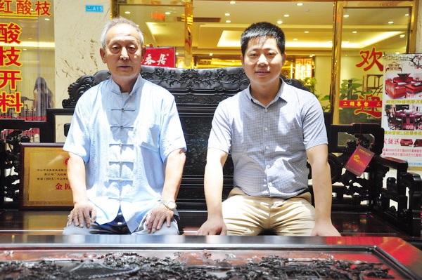 名典紅木董事長朱永德與故宮家具修復專家、古典家具傳承工藝大師王秀林合影