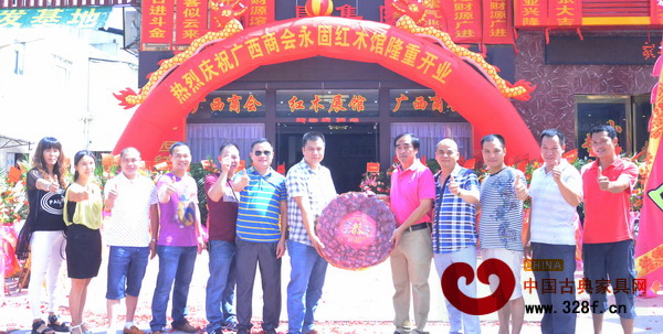 廣西商會(huì)永固紅木精品館隆重開業(yè),廣西商會(huì)會(huì)長李朝永(左六)出席開業(yè)典禮 廣西商會(huì)永固紅木精品館隆重開業(yè),廣西商會(huì)會(huì)長李朝永(左六)出席開業(yè)典禮