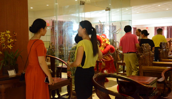 精品館內(nèi)紅木家具,開業(yè)典禮當(dāng)天吸引了大家的關(guān)注 精品館內(nèi)紅木家具,開業(yè)典禮當(dāng)天吸引了大家的關(guān)注