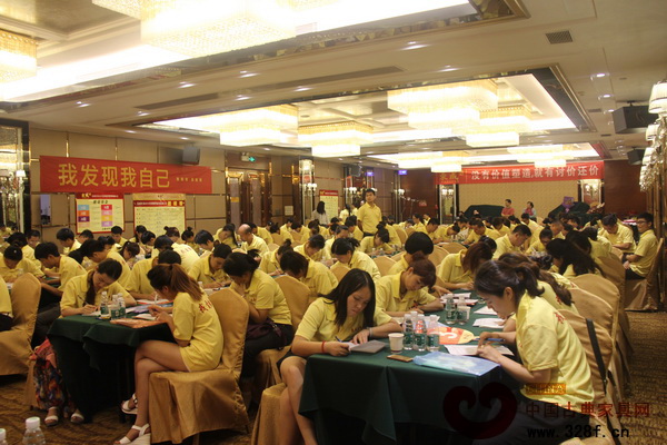 會場中認(rèn)真學(xué)習(xí)交流的東成紅木銷售精英 會場中認(rèn)真學(xué)習(xí)交流的東成紅木銷售精英