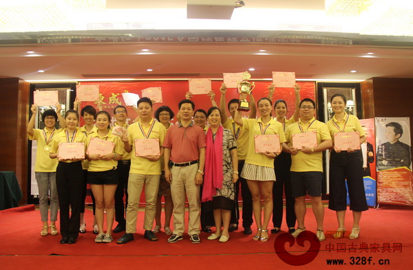 東成紅木董事長張錫復(fù)(前排左四)、財(cái)務(wù)總監(jiān)林霞(前排左五)為冠軍團(tuán)隊(duì)頒獎(jiǎng) 東成紅木董事長張錫復(fù)(前排左四)、財(cái)務(wù)總監(jiān)林霞(前排左五)為冠軍團(tuán)隊(duì)頒獎(jiǎng)