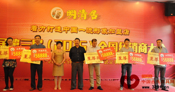 明清居董事長金彪云夫婦給獲得至尊獎(jiǎng)的經(jīng)銷商頒獎(jiǎng) 明清居董事長金彪云夫婦給獲得至尊獎(jiǎng)的經(jīng)銷商頒獎(jiǎng)