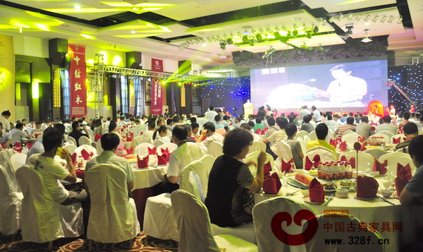 2014中國紅木家具大會暨第六屆全國紅木家具經(jīng)銷商大會晚宴現(xiàn)場 2014中國紅木家具大會暨第六屆全國紅木家具經(jīng)銷商大會晚宴現(xiàn)場
