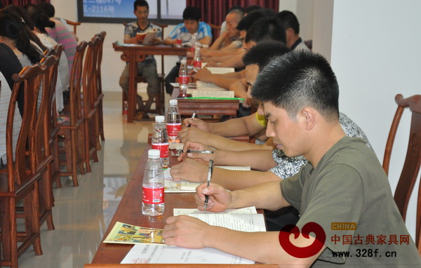 學(xué)員們認(rèn)真聽課做筆記 學(xué)員們認(rèn)真聽課做筆記