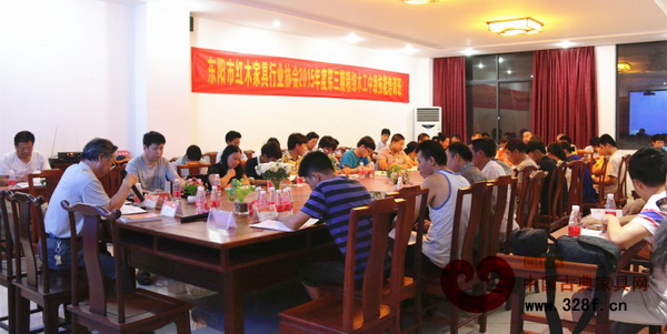 東陽市紅木家具行業(yè)協(xié)會秘書長曹益民在第三期精細(xì)木工中級技能培訓(xùn)班開班儀式上致辭 東陽市紅木家具行業(yè)協(xié)會秘書長曹益民在第三期精細(xì)木工中級技能培訓(xùn)班開班儀式上致辭