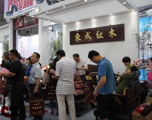 東成紅木攜臻品亮相深圳文博會國際大舞臺 東成紅木攜臻品亮相深圳文博會國際大舞臺