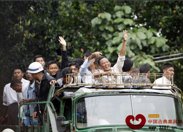 緬甸大赦,百名中國伐木工乘大巴離開監(jiān)獄 緬甸大赦,百名中國伐木工乘大巴離開監(jiān)獄