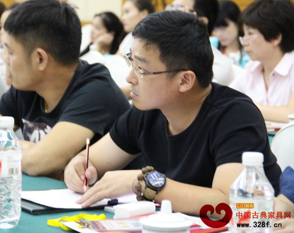 培訓會上,前來聽課的學員認真做筆記 培訓會上,前來聽課的學員認真做筆記