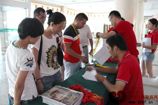 培訓會前,各企業(yè)學員簽到 培訓會前,各企業(yè)學員簽到