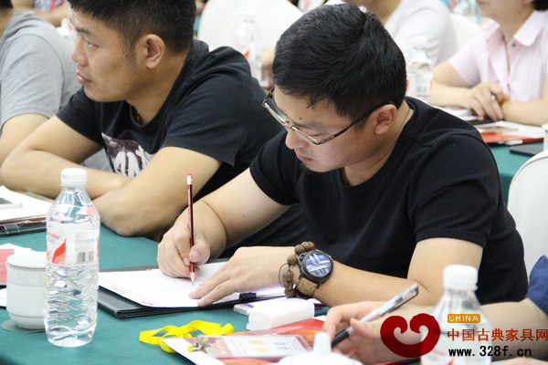 培訓(xùn)會(huì)現(xiàn)場(chǎng),學(xué)員認(rèn)真做好學(xué)習(xí)筆記 培訓(xùn)會(huì)現(xiàn)場(chǎng),學(xué)員認(rèn)真做好學(xué)習(xí)筆記