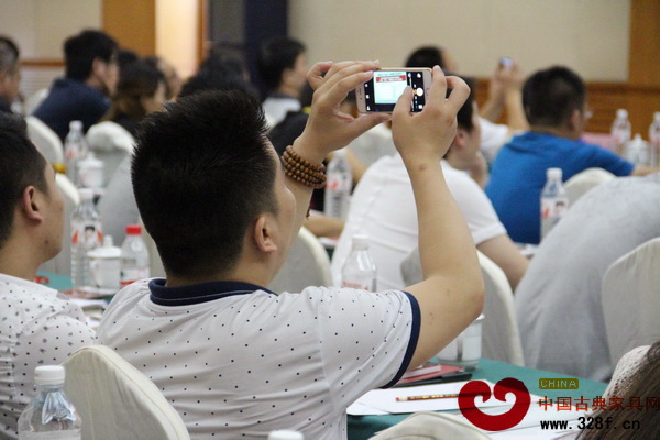 學(xué)員們紛紛用手機(jī)記錄下講師分享的精彩內(nèi)容 學(xué)員們紛紛用手機(jī)記錄下講師分享的精彩內(nèi)容