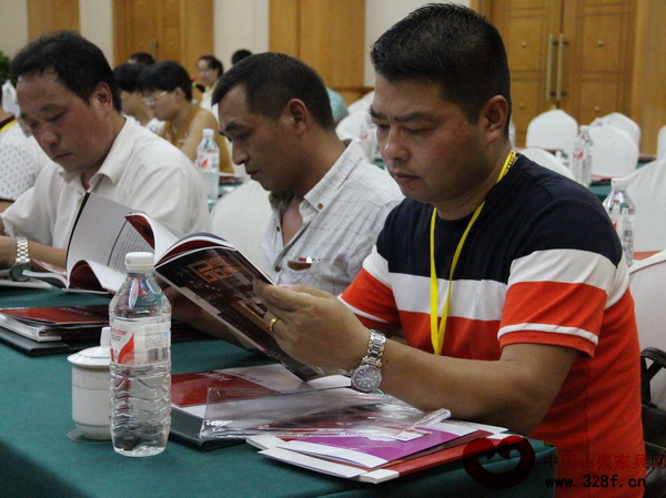 培訓(xùn)會(huì)開始前，學(xué)員翻看培訓(xùn)會(huì)相關(guān)資料