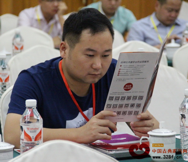 培訓(xùn)會(huì)開始前，學(xué)員翻看培訓(xùn)會(huì)相關(guān)資料