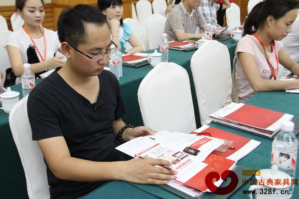 培訓(xùn)會(huì)開始前，學(xué)員翻看培訓(xùn)會(huì)相關(guān)資料