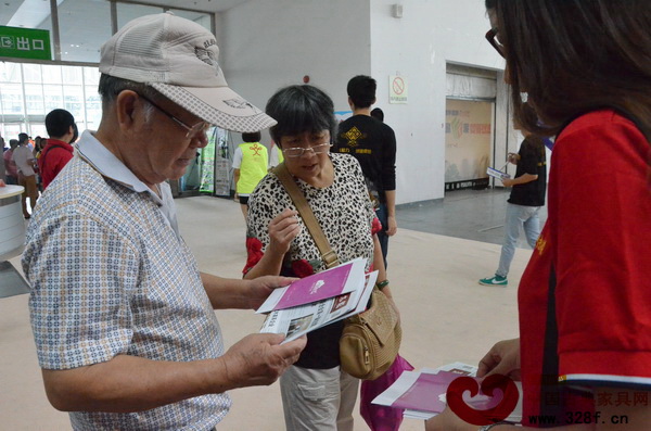 記者為參展者宣傳紅木云 記者為參展者宣傳紅木云