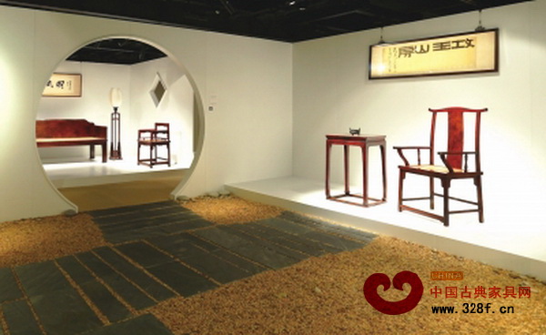 將展覽現(xiàn)場(chǎng)設(shè)計(jì)成古典園林,明式家具與其相得益彰 將展覽現(xiàn)場(chǎng)設(shè)計(jì)成古典園林,明式家具與其相得益彰