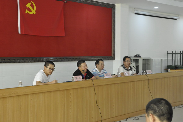 沙溪鎮(zhèn)黨委委員肖亦寧、沙溪鎮(zhèn)鎮(zhèn)長助理李桂山、沙溪鎮(zhèn)經(jīng)信局主任蔡耀錦、沙溪紅木家具協(xié)會(huì)秘書長董元恒出席了本次會(huì)議 沙溪鎮(zhèn)黨委委員肖亦寧、沙溪鎮(zhèn)鎮(zhèn)長助理李桂山、沙溪鎮(zhèn)經(jīng)信局主任蔡耀錦、沙溪紅木家具協(xié)會(huì)秘書長董元恒出席了本次會(huì)議