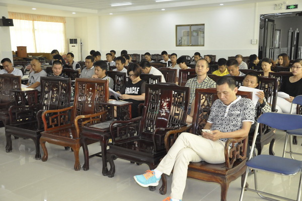 一眾沙溪紅木企業(yè)家出席會(huì)議,并仔細(xì)聽取活動(dòng)相關(guān)規(guī)劃 一眾沙溪紅木企業(yè)家出席會(huì)議,并仔細(xì)聽取活動(dòng)相關(guān)規(guī)劃