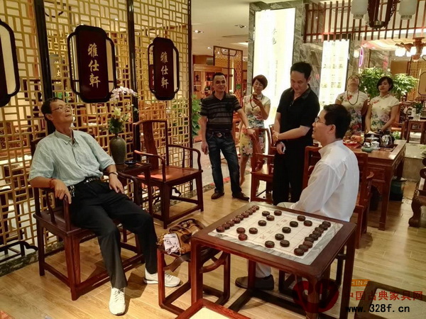 廣東省家具協(xié)會會長王克親身體驗雅仕軒紅木的家具,并給予高度贊賞 廣東省家具協(xié)會會長王克親身體驗雅仕軒紅木的家具,并給予高度贊賞