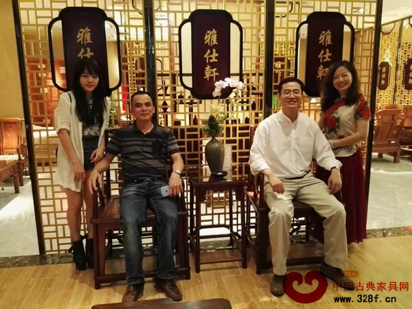 廣東省家具協(xié)會會長王克(右二)與雅仕軒紅木總經(jīng)理陳君(左二)、雅仕軒紅木廣州區(qū)域副總經(jīng)理賀紅英(右一)合影 廣東省家具協(xié)會會長王克(右二)與雅仕軒紅木總經(jīng)理陳君(左二)、雅仕軒紅木廣州區(qū)域副總經(jīng)理賀紅英(右一)合影