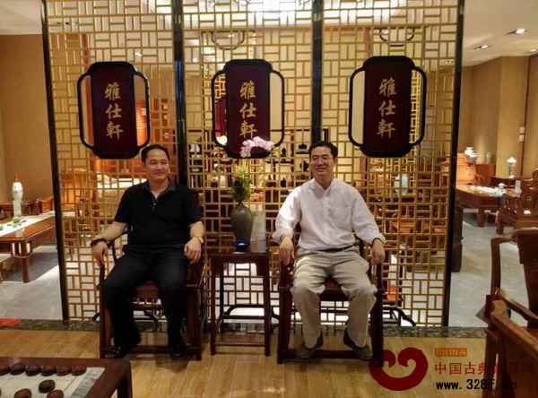 廣東省家具協(xié)會會長王克(右)與雅仕軒紅木廣州區(qū)域總經(jīng)理鄭庭華合影 廣東省家具協(xié)會會長王克(右)與雅仕軒紅木廣州區(qū)域總經(jīng)理鄭庭華合影
