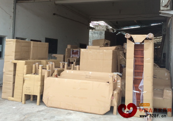 新美紅木廠房口，大量的刺猬紫檀家具正要發(fā)貨