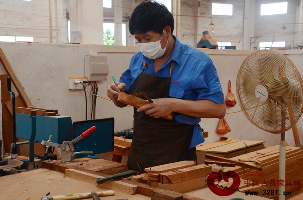 紫光閣紅木的資深工匠在認真開榫 紫光閣紅木的資深工匠在認真開榫