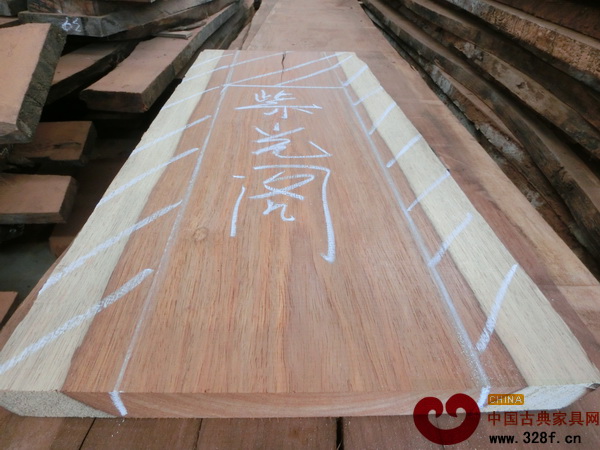 將被切掉的白皮部分和裂縫部分已經(jīng)被工作人員做上記號,全面保障了紫光閣紅木的產(chǎn)品絕不含一絲白皮 將被切掉的白皮部分和裂縫部分已經(jīng)被工作人員做上記號,全面保障了紫光閣紅木的產(chǎn)品絕不含一絲白皮