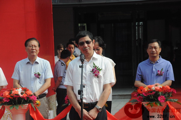 東陽市副市長陳軍宣布東陽中國木雕城二期大師坊正式試營業(yè) 東陽市副市長陳軍宣布東陽中國木雕城二期大師坊正式試營業(yè)