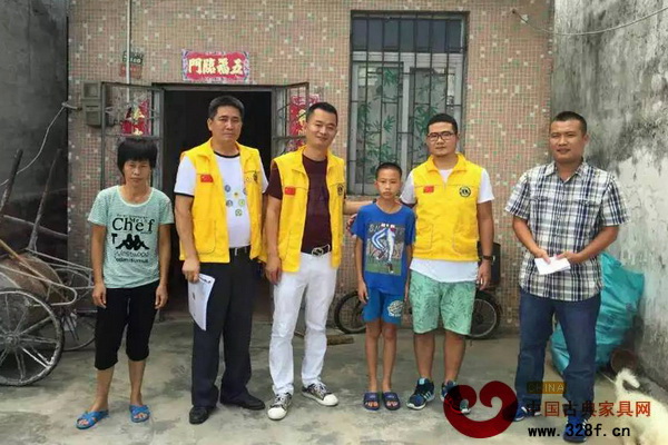 唐明居紅木董事長(zhǎng)胡高華（左二）參與廣東獅子會(huì)芙蓉服務(wù)隊(duì)“扶志助飛”助學(xué)活動(dòng)，走訪受助學(xué)生