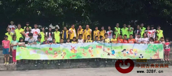 唐明居紅木董事長(zhǎng)胡高華（后排右十四）參加“愛·青春·正能量”板芙大學(xué)生協(xié)會(huì)2014年暑期活動(dòng)